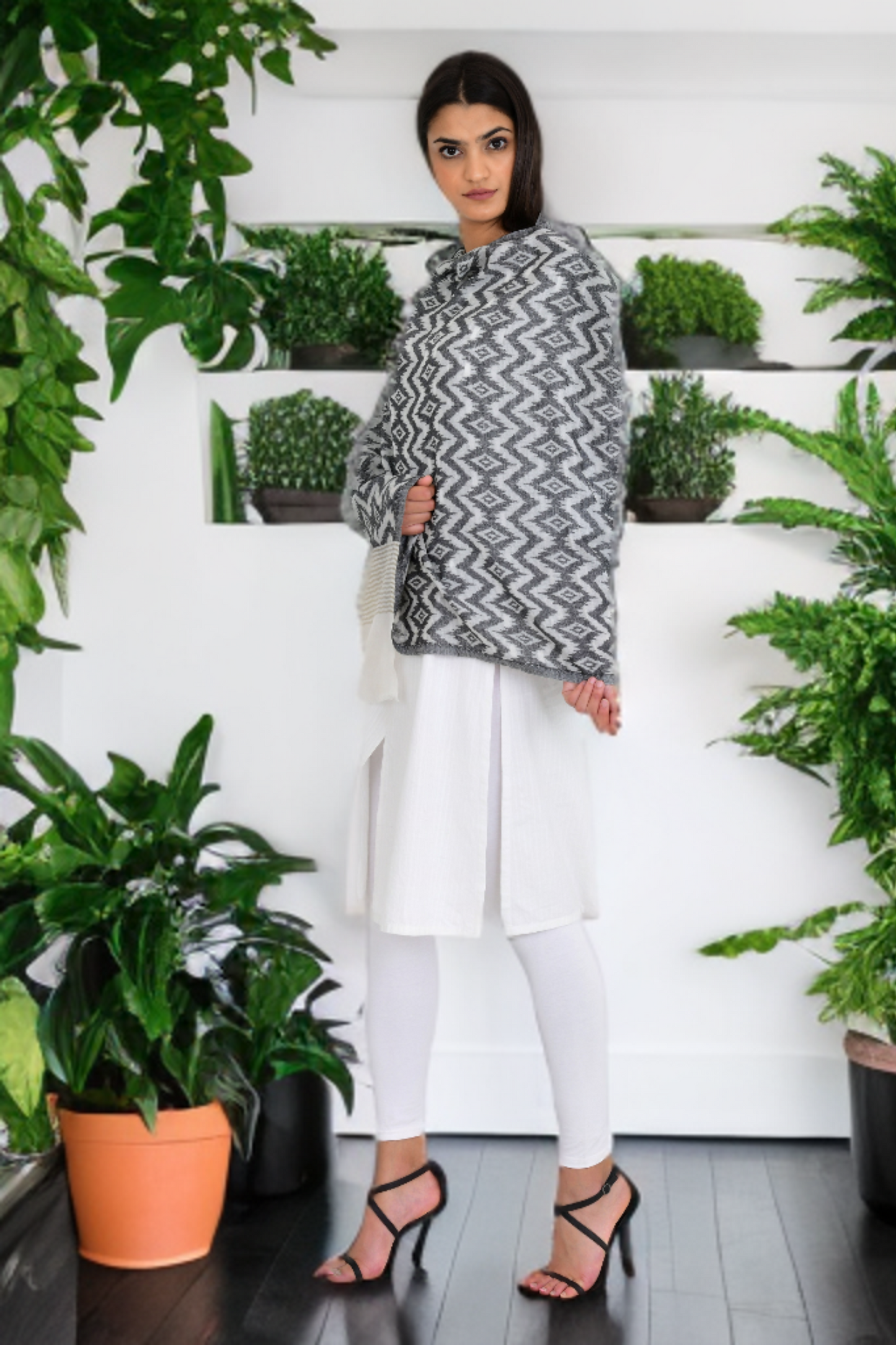 Black n white Fine Wool Stole Shawl for Women with Abstract Zig Zag Design