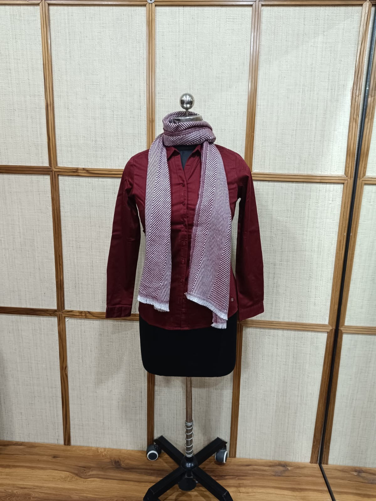 Pashloom™ Unisex Woollen Muffler | Warm, Skin-Friendly & Gift-Ready Winter Wear