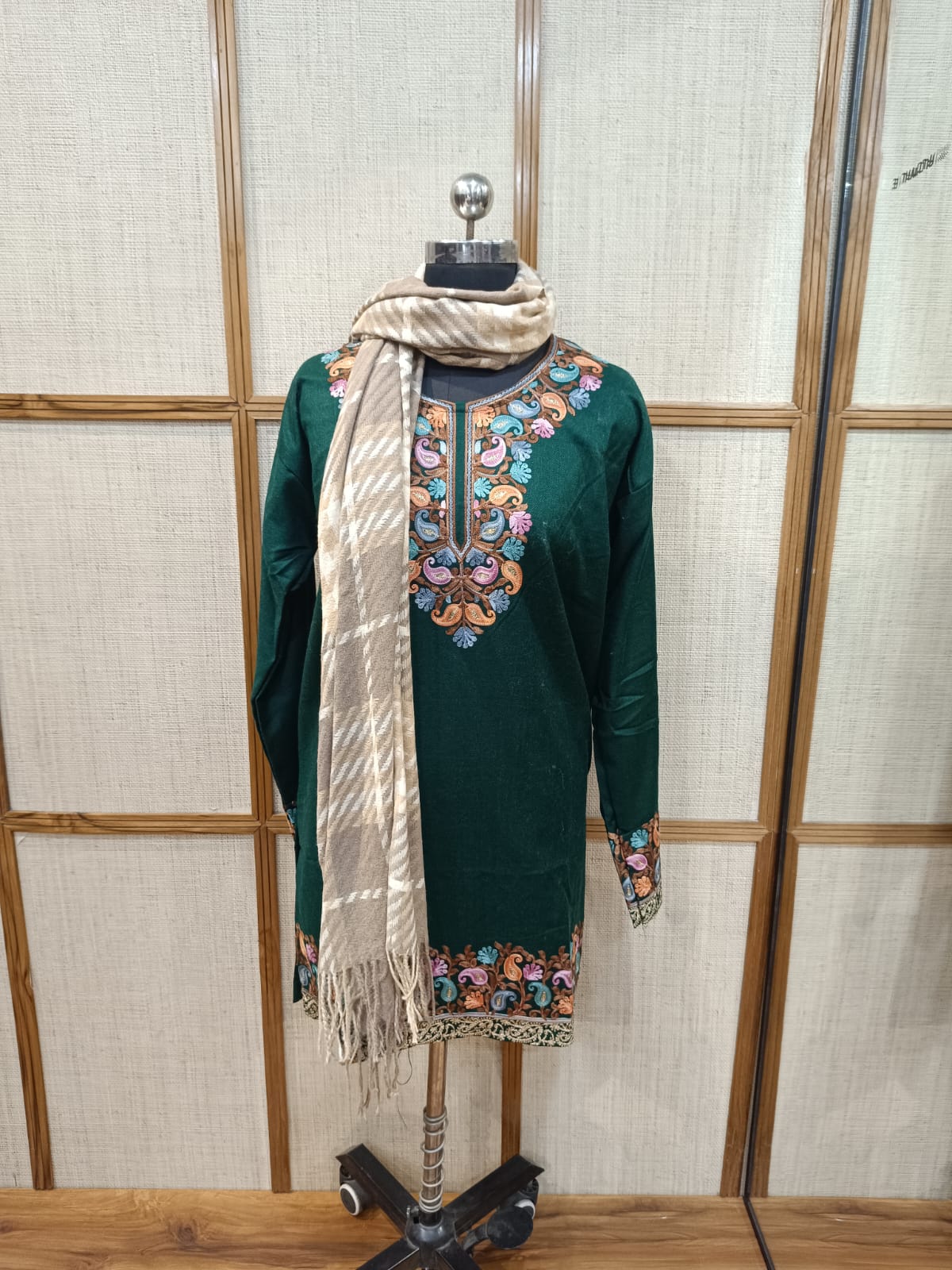 Pashloom Signature Reversible Wool Wrap – Minimalist Office Elegance