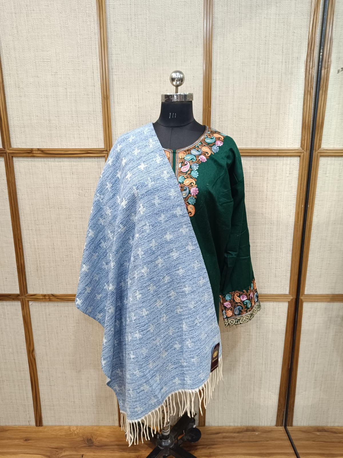 Looking for a Lightweight Pure Wool Stole for Winter? Try Pashloom’s Reversible Stole