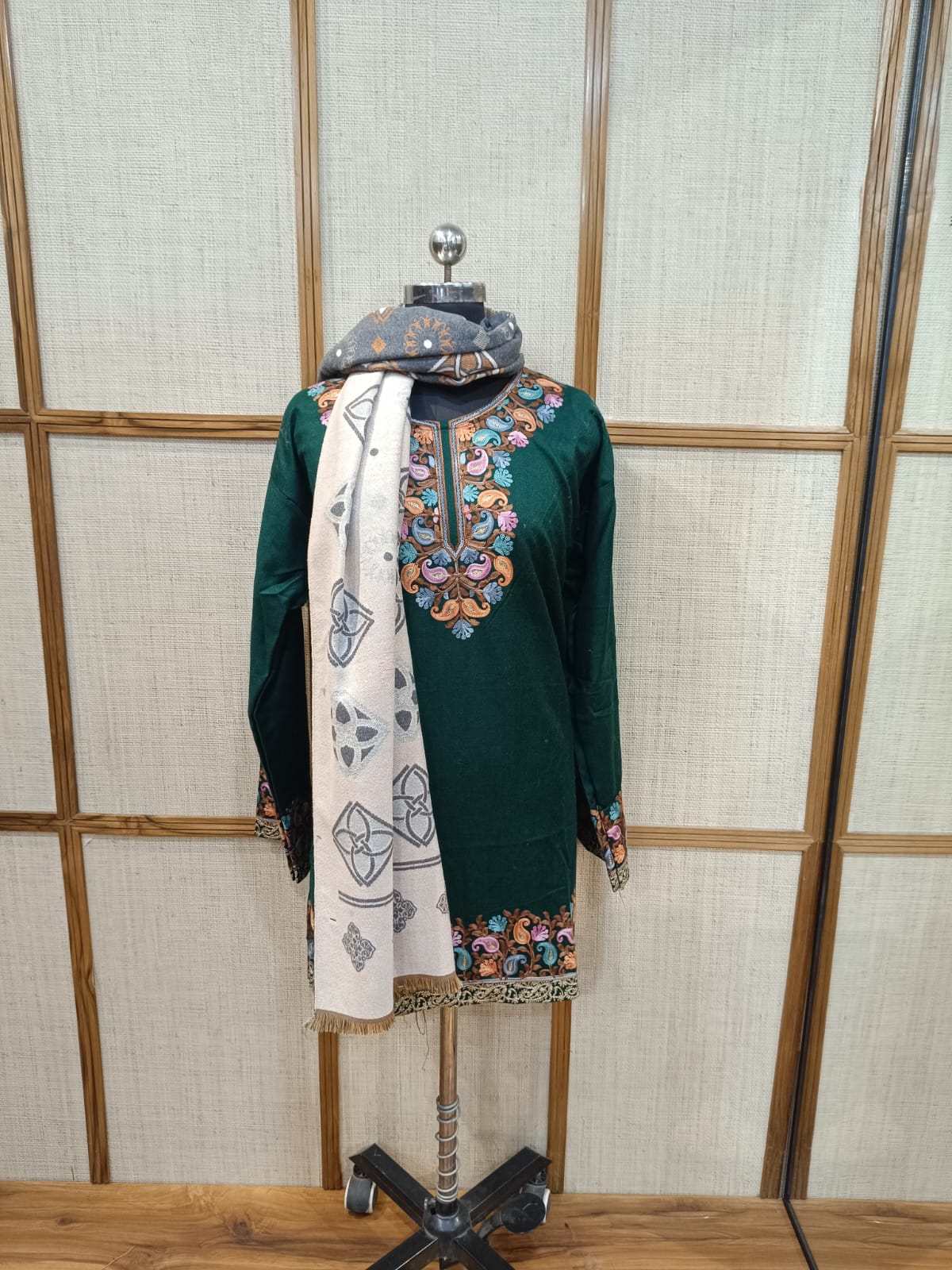 Best Reversible Woolen Stole Under ₹1000 for Men & Women